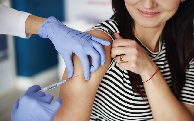Health care systems urged to mandate vaccinations