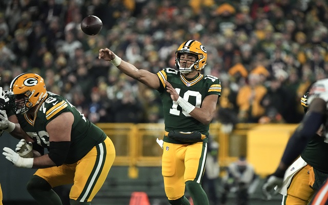 Love comes through as Packers beat Bears 17-9 to clinch a playoff berth